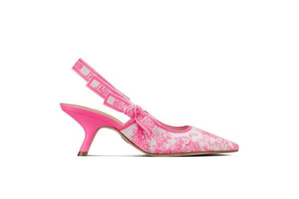 ディオールの新作シューズ、“トワル ドゥ ジュイ”のパンプス「J'ADIOR」やチェック柄スニーカー