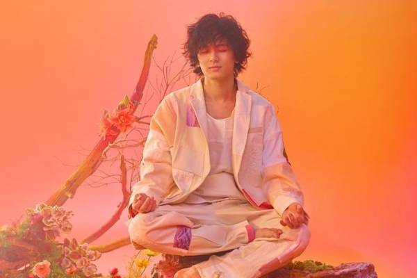 藤井風、自身初の有観客野外ワンマンライブ「風の秋まつり」大阪で2日間