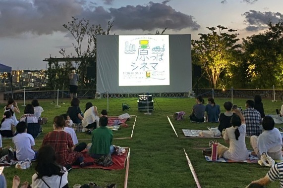 芝生の上で楽しむ”夜の屋外映画館”「原っぱシネマ」二子玉川ライズで、入場無料