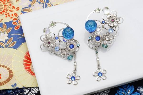 京都発“ピアスのようなイヤリング”「ぴあり」源氏物語“葵の上”イメージの青ガラスジュエリー