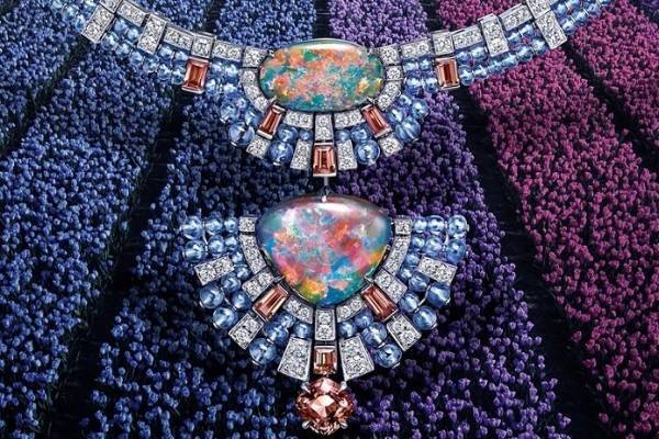 カルティエ新作ハイジュエリー、水面に浮かぶ“スイレンの花”や虹色に輝く“蝶の羽”から着想