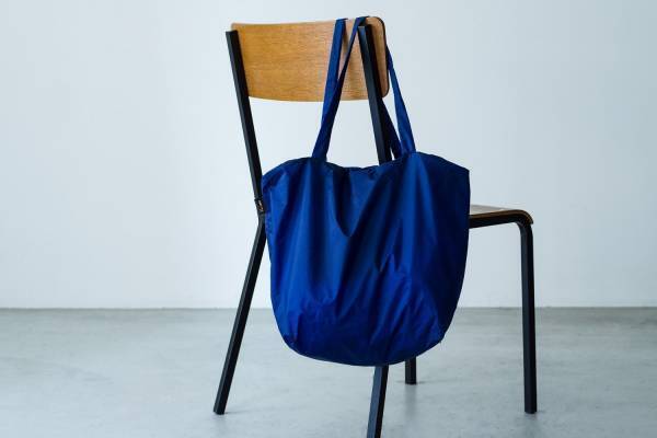 ロンハーマン×グラナイトギア“小さく収納できる”超軽量トート、ミッドナイトブルーの限定カラーで