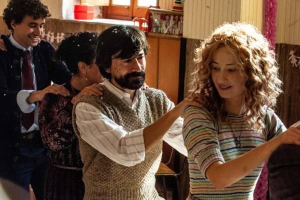 映画『靴ひものロンド』“歪な絆”が結ぶ愚かで愛しい家族の物語、ダニエーレ・ルケッティ監督最新作