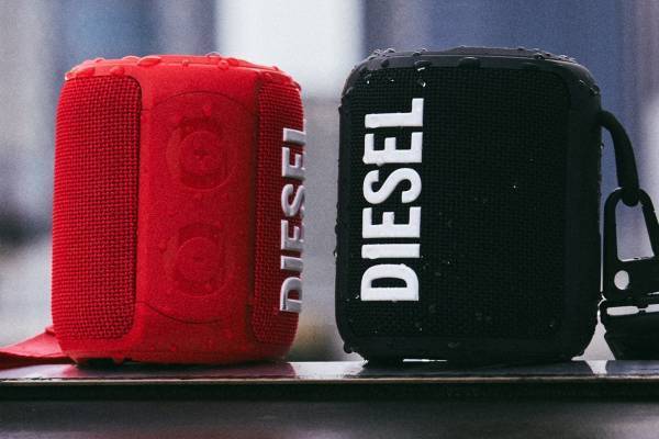 ディーゼル“ロゴ”入りワイヤレススピーカー、ストラップ付き＆防水仕様でアウトドアシーンにも