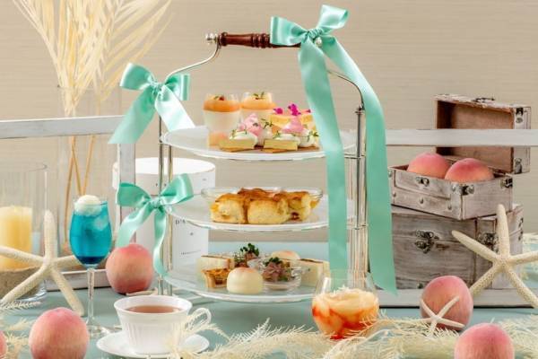 ホテル ラ・スイート神戸ハーバーランド“ピーチ”の夏アフタヌーンティー、青色クリームソーダ付き