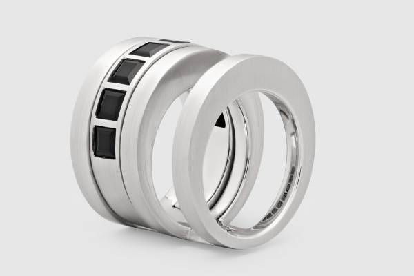 トムウッド新作ジュエリー「ボルト」建築着想のリング＆ピアス、オニキスやガーネットの輝きと共に