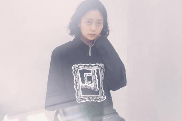 Ground Y“切手＆額縁”モチーフのTシャツやビッグフーディー、深川麻衣の手書きロゴプリント