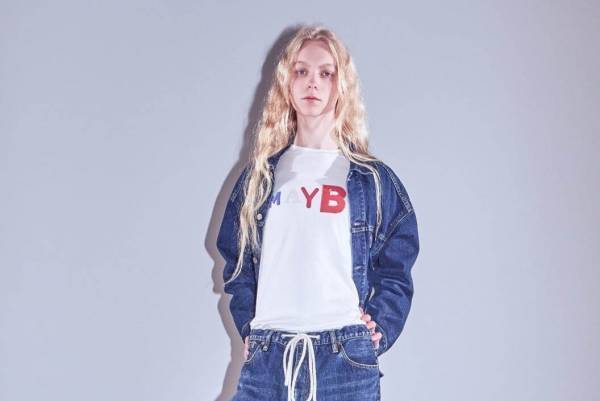 スティーロ“ワード・スカルプチュア”モチーフのTシャツ、米アーティストのジャック・ピアソンとコラボ