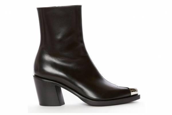 アレキサンダー・マックイーン「パンク」シューズに新作、メタルキャップが輝くショートブーツなど