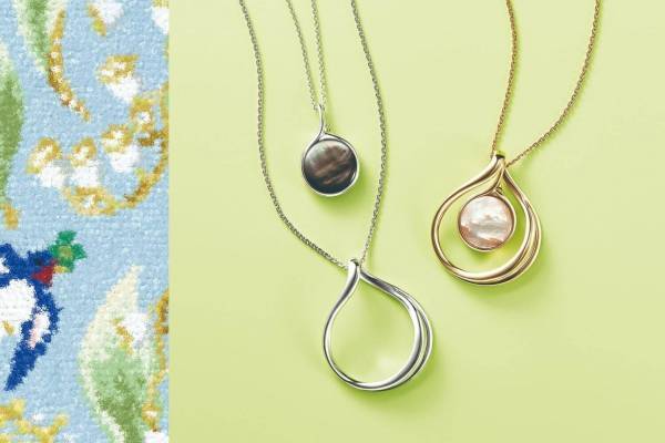 ヴァンドームブティック×フェイラー、“スズランの花”ペンダントとミモザ柄ポーチをセットに