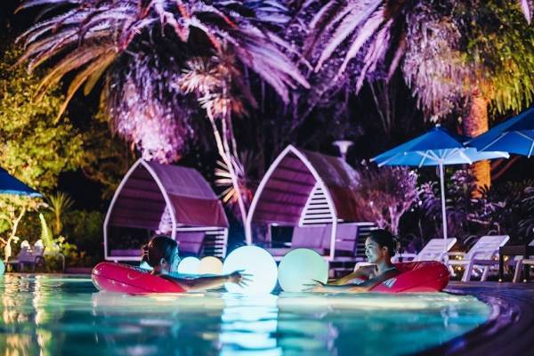 ホテルニューオータニ幕張“南国リゾート”ムードを楽しめるナイトプール、DJナイトも