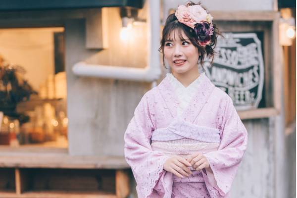 「22年夏ゆかた」がラフォーレ原宿に集結、ネオンカラーの花火柄浴衣やレース着物