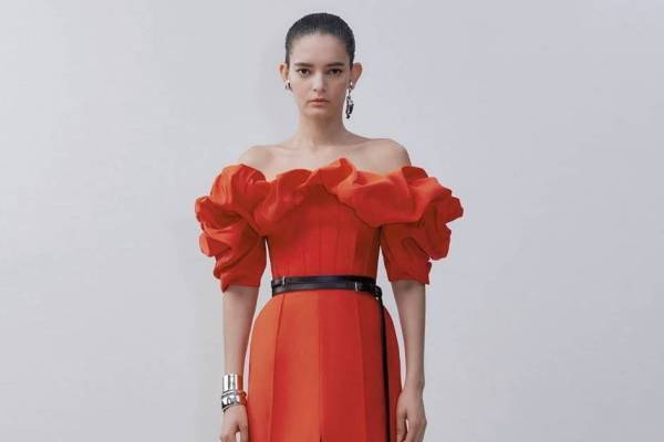 アレキサンダー・マックイーン“ボリューミー”な新作オフショルダードレス、阪急うめだ本店限定で