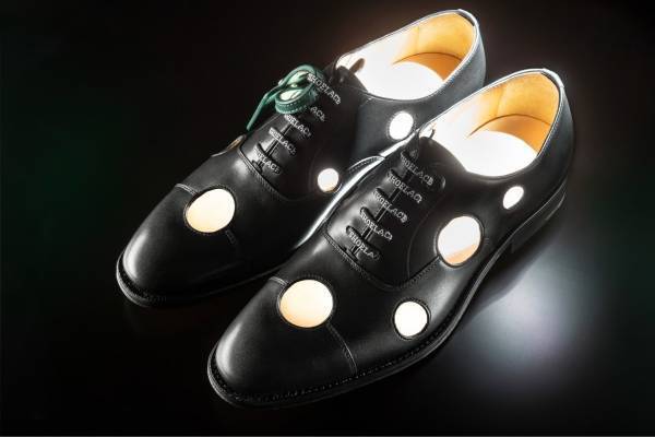 オフ-ホワイト×チャーチ第2弾コラボシューズ「コンサル」流星群イメージの“穴あき”アッパー