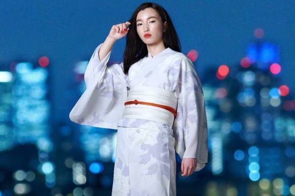 伊勢丹新宿店の22年夏ゆかた、金粉が輝く“鶴モチーフ”浴衣やステンドグラス風あじさい柄