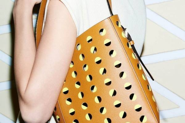 ヴァレクストラ新作「ルナ バゲットバッグ」“月の満ち欠け”を2層のレザーで表現