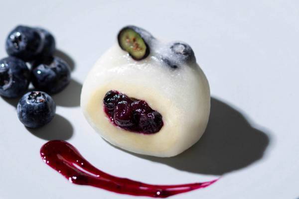 亀屋万年堂「生ブルーベリーチーズ大福」新鮮なブルーベリーとチーズあんを手包みした“夏専用”大福