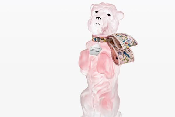 ディオールからムッシュ ディオールの愛犬“ボビー”モチーフのフレグランス、花々のクチュール ボウ付き
