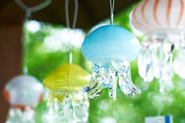 京都水族館夏イベント「くらげと風鈴」本物そっくり“クラゲ風鈴”＆夜間の幻想的ライトアップも