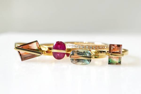 ヤヌカの新作天然石ジュエリー - バイカラーのトルマリン＆ルビーの一点物リングなど、銀座に集結