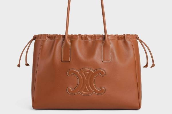 セリーヌ「トリオンフ」モチーフの新作ドローストリングバッグ、“C”パッチのメンズジャケットも