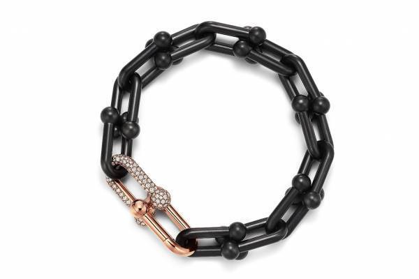 ティファニー新作ブラックチタンのジュエリー、ダイヤ煌めく“大胆チェーン”のブレスレットなど