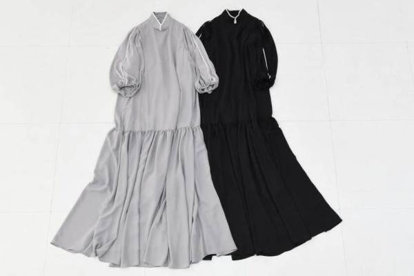 アウラアイラ“チャイナカラー”の新作ワンピース、透け感シフォンスリーブ＆リボンベルト付き