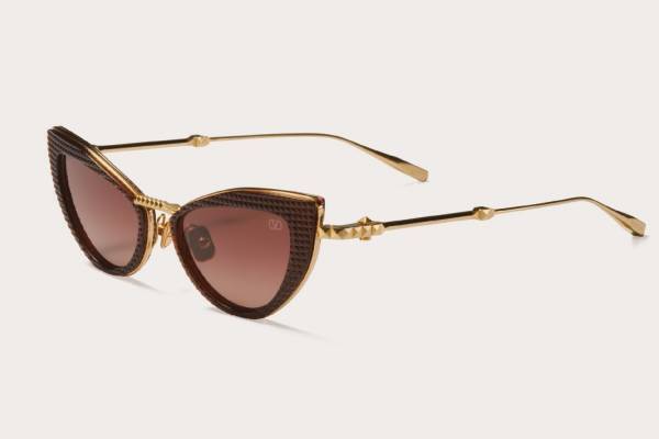 ヴァレンティノ新作アイウェア、“ロックスタッズ”を配したキャットアイサングラスやアビエーター型