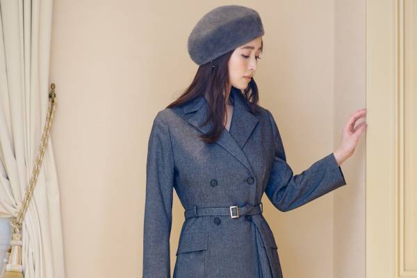 スナイデル22年秋の新作、クラシカルなジャケット風ワンピース＆チェック柄のケープ付きコート