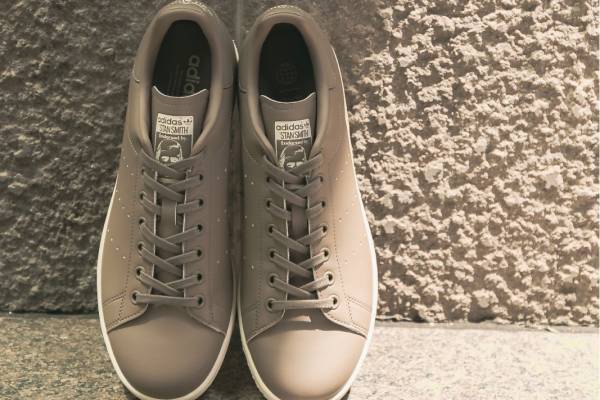 アディダス オリジナルス“トープカラー”のユニセックススニーカー「スタンスミス」アーバンリサーチ限定