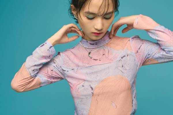 ファーファー×藍にいなのウェアが伊勢丹新宿店に、YOASOBIのMVなど手がけるアーティストとコラボ