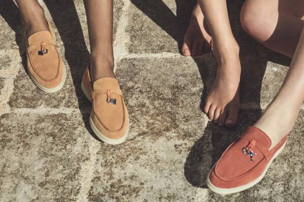 ロロ・ピアーナ「ホワイトソール・シューズ」トラベルモチーフの限定チャーム付きモデルが東京・大阪に