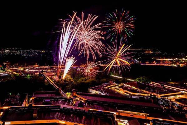 御殿場プレミアム・アウトレットの夏祭り、優雅な楽曲とシンクロする打上花火＆屋台キッチンカー