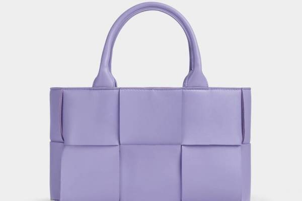 ボッテガ・ヴェネタ新作バッグ「ミニ アルコトート」淡いパープルやベージュのイントレチャートレザー