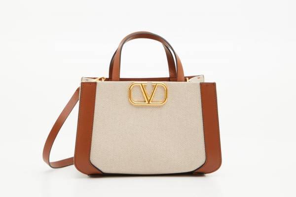 ヴァレンティノ新作バッグ「Vロゴ シグネチャー」を飾ったキャンバス×レザーミニトート