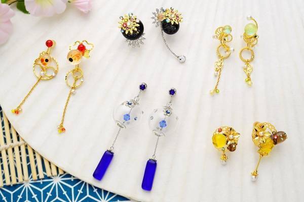 京都発“ピアスのようなイヤリング”「ぴあり」夏祭りのチョコバナナ＆風鈴が、ガラスジュエリーに