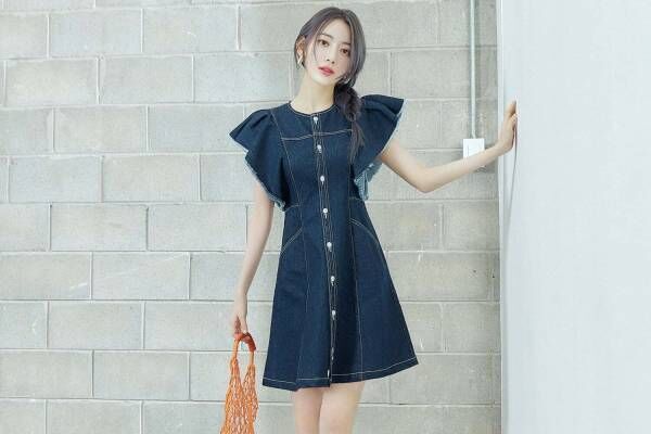 リリー ブラウン×宮脇咲良の新作「フリルミニワンピース」サイドで“肌 