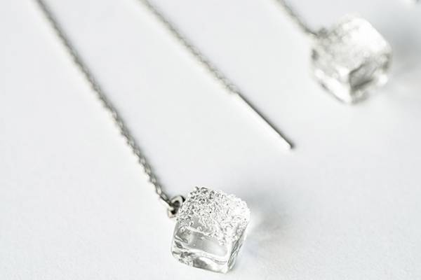 ガラスメーカー「ハリオ」溶け出す“氷の粒”のようなガラスピアス＆イヤリング、夏限定シルバーカラー