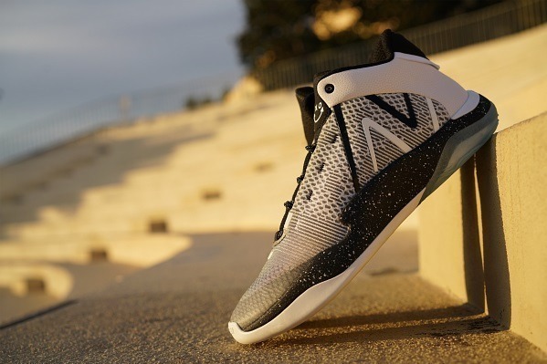 ニューバランスの人気バスケシューズ「フューエルセル トゥーウェイ v2」に新色モノトーンカラー