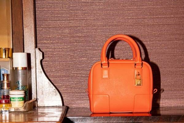 ロエベの新作バッグ「アマソナ16 スクエア」ナパカーフレザー＆アナグラムジャカードのミニバッグ
