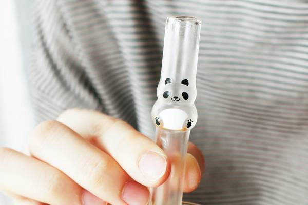 ドリンクを飲むと“パンダが浮かび上がる”新作ガラスストロー、“笹の葉”色のシリコンケース付き