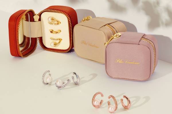 プラス ヴァンドーム“上品パール”のイヤーカフセット、ミラー付きポーチが付属