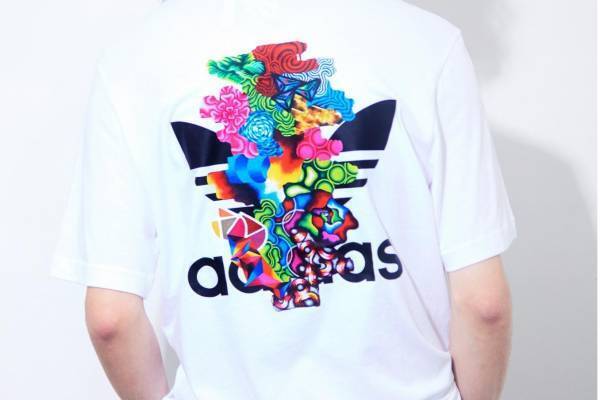 アディダス オリジナルス×鈴木一世、鮮やかな“三つ葉ロゴアート”配した限定Tシャツ&スウェット