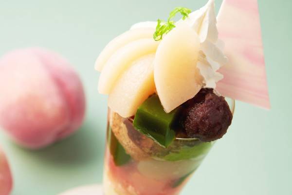 京都・伊藤久右衛門 「桃の抹茶パフェ」“ほろ苦”抹茶×ジューシーな甘みの桃のコンポート