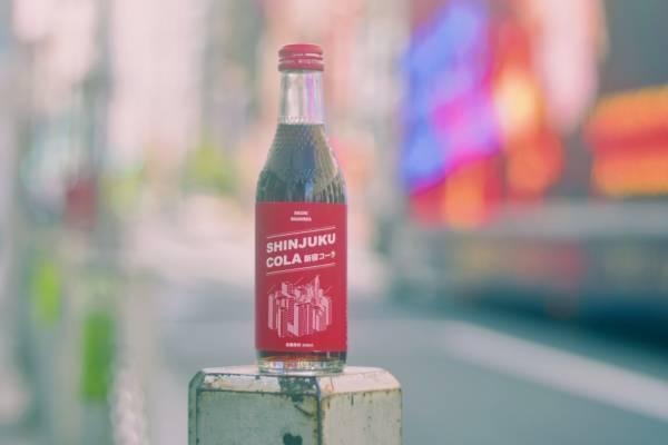 新宿中村屋監修“カリーの食後に楽しむ”「新宿コーラ」、ひんやりガラスびん×高層ビル群のラベル