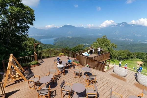 標高1,100mからの絶景を楽しむ「野尻湖テラス」リフトで“空中散歩”&カラフルなゆり畑を一望