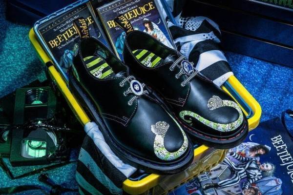 ドクターマーチン新作、80年代映画『ビートルジュース』『ロストボーイ』テーマのコラボシューズ