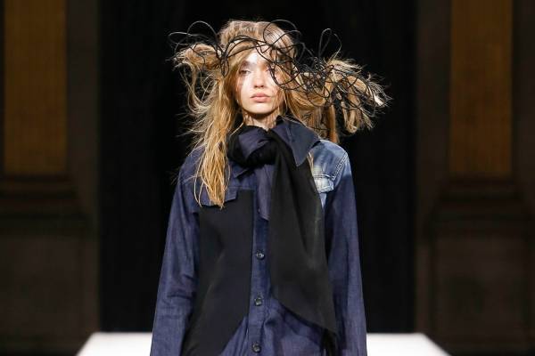 ヨウジヤマモト新作ウェア、デニム×ブラックシフォンのドレス＆立体的な襟のロングコートなど