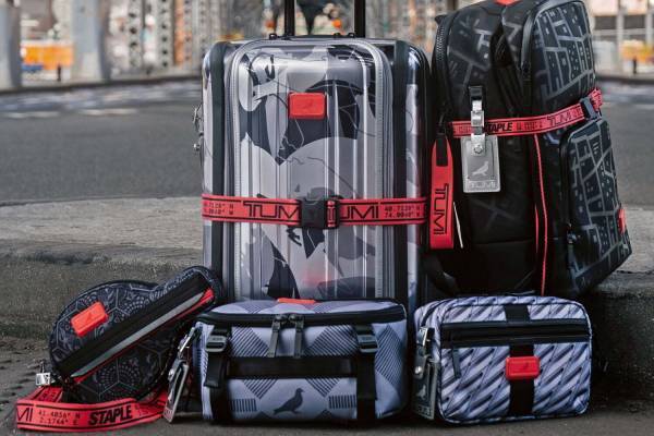 トゥミ×ステイプルのコラボバッグ“渋谷・スクランブル交差点プリント”のショルダーバッグなど