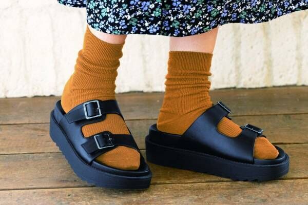 Gu ソックスと楽しむ 秋サンダル ふわふわファーやレオパード柄 新作ミニバッグも 22年7月15日 ウーマンエキサイト 1 2